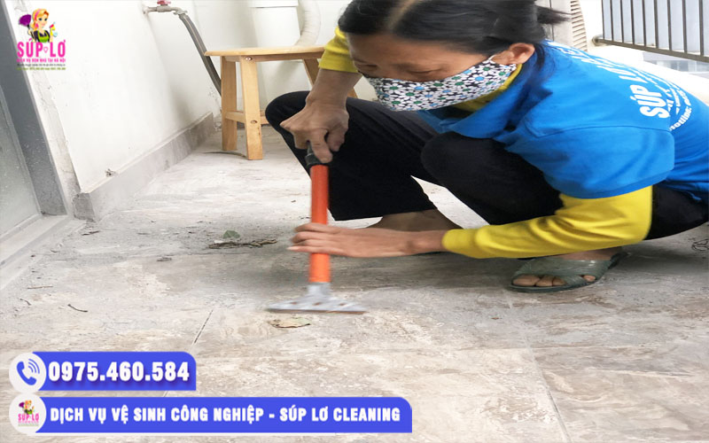 Nhân viên Súp Lơ Cleaning đang làm sạch ron gạch và sàn nhà cho khách hàng 