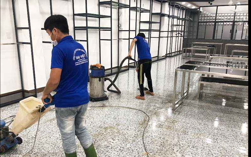 Nhân viên Sao Việt đang vệ sinh công nghiệp tòa nhà