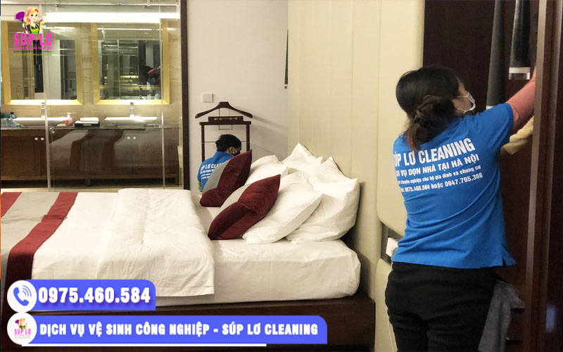 Nhân viên Súp Lơ đang vệ sinh phòng ngủ tại nhà khách hàng