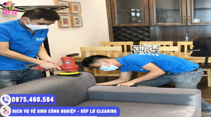Nhân viên Súp Lơ Cleaning đang giặt ghế sofa tại Long Biên