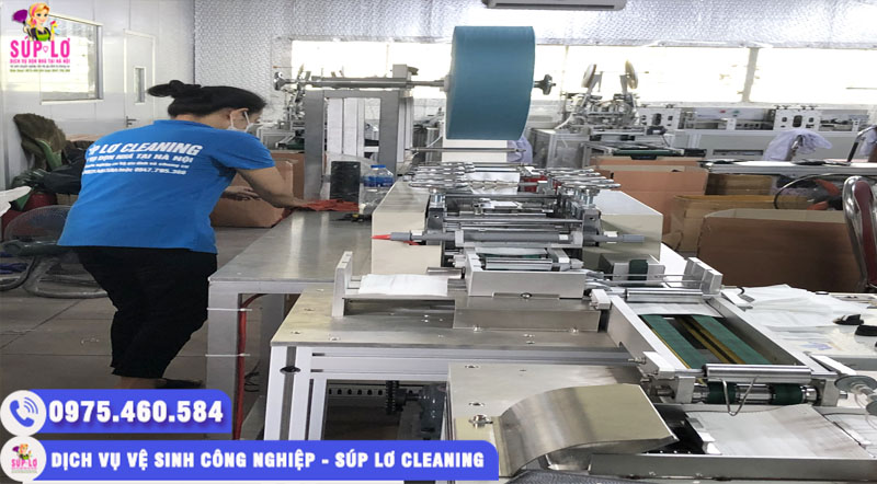 Nhân viên Súp Lơ Cleaning đang vệ sinh công nghiệp tại quận Long Biên cho công ty sản xuất