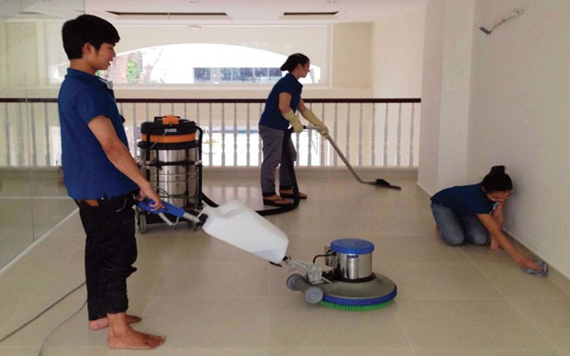 Nhân viên Công ty Hòa Mỹ đang vệ sinh nhà tại Yên Viên, Gia Lâm
