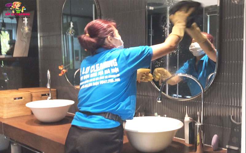 Nhân viên Súp Lơ Cleaning đang lau chùi kính nhà toilet của khách hàng