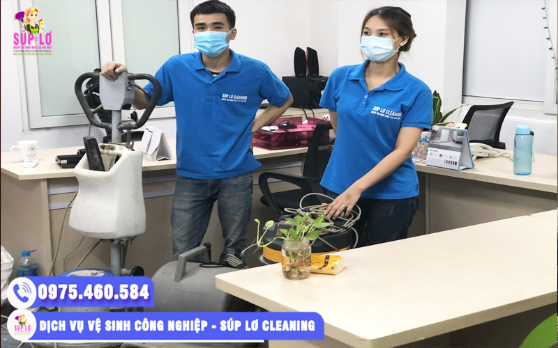 Nhân viên Súp Lơ Cleaning giặt thảm văn phòng công ty của khách hàng tại Ba Đình