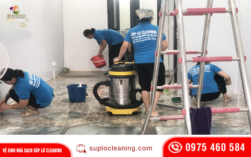 Nhân viên Súp Lơ Cleaning đang vệ sinh nhà mới xây tại nhà khách hàng quận Thanh Xuân