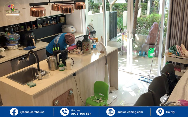 Nhân viên Súp Lơ Cleaning tỉ mỉ lau dọn và sắp xếp lại không gian bếp sạch bóng