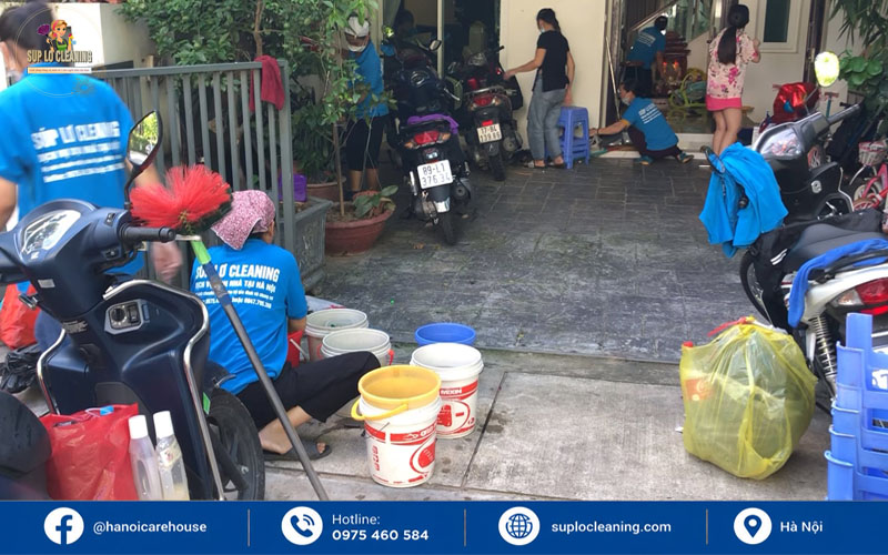 Nhân viên Súp Lơ Cleaning chuẩn bị dụng cụ và hóa chất chuyên nghiệp để thi công
