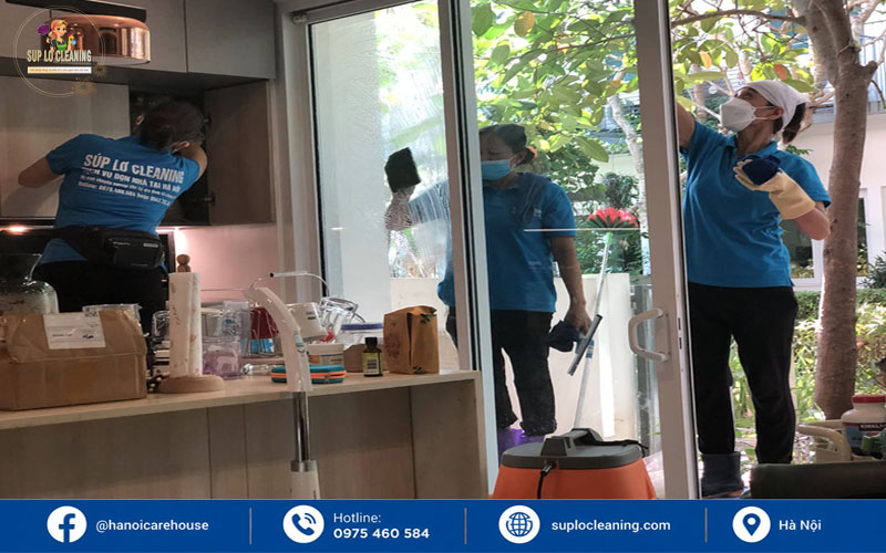 Dịch vụ vệ sinh công nghiệp tại Cầu Giấy của Súp Lơ Cleaning làm sạch kính, nội thất toàn diện.
