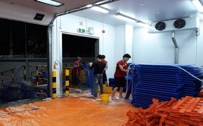 Nhân viên An Phước đang vệ sinh xưởng sản xuất