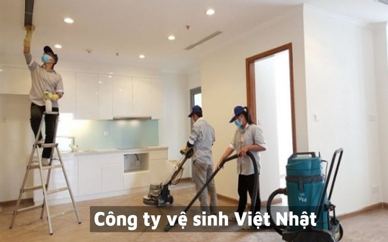 Nhân viên công ty Việt Nhật đang dọn nhà tại nhà khách hàng