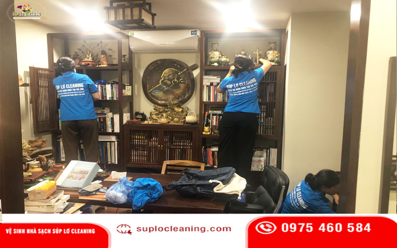 Đội ngũ nhân viên Súp Lơ Cleaning đang thực hiện dịch vụ vệ sinh nhà tại Hoàn Kiếm cho hộ gia đình.