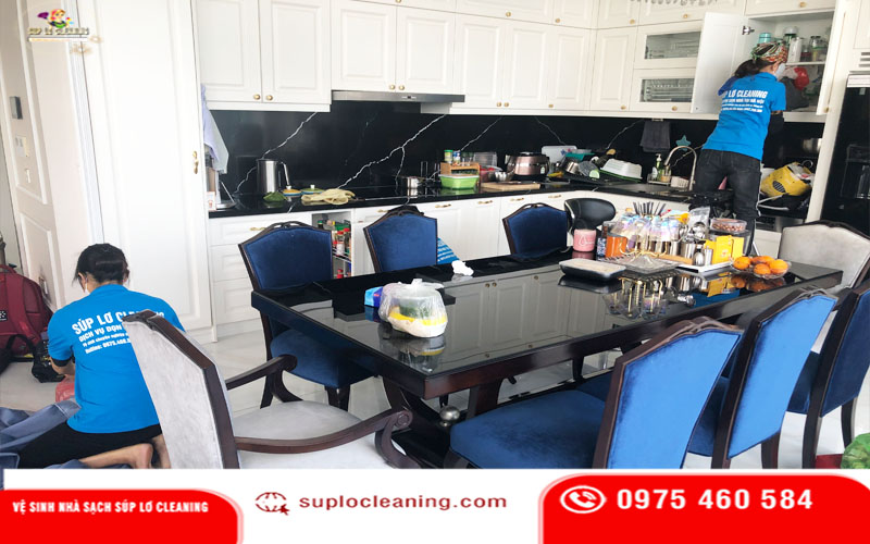 Nhân viên đang dọn dẹp vệ sinh nhà cửa theo giờ tại quận Hoàn Kiếm, giúp khách hàng tiết kiệm thời gian.