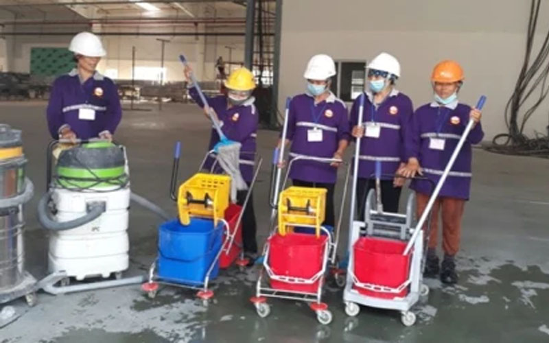 Nhân viên Suluck đang dọn dẹp tại xưởng của khách hàng