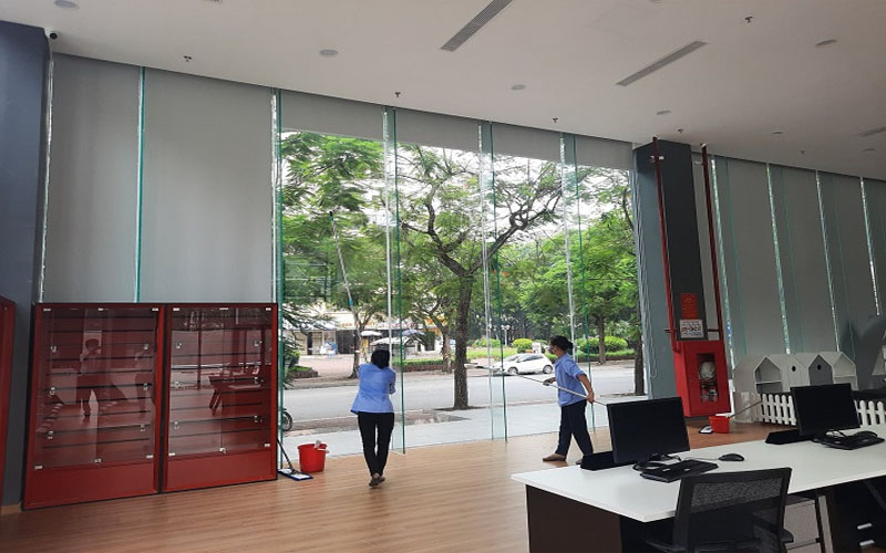 Nhân viên Clean House lau kính tại Cầu Giấy