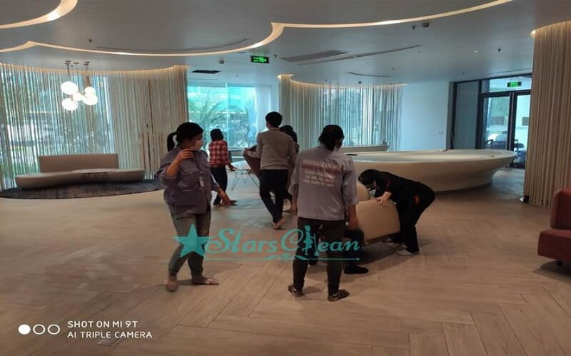 Nhân viên Star Clean vệ sinh nhà tại quận Cầu Giấy