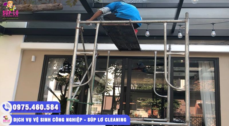 Nhân viên vệ sinh công nghiệp tại Đống Đa của Súp Lơ Cleaning chuyên nghiệp và tận tâm