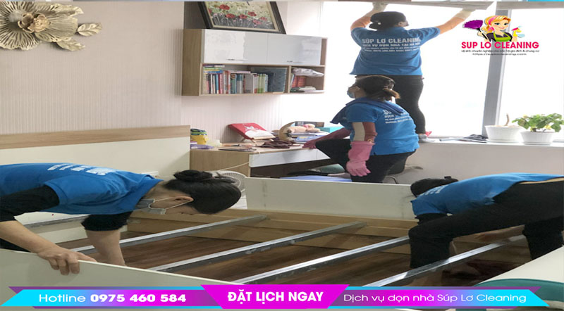 Nhân viên Súp Lơ Cleaning đang vệ sinh phòng ngủ tại nhà khách hàng