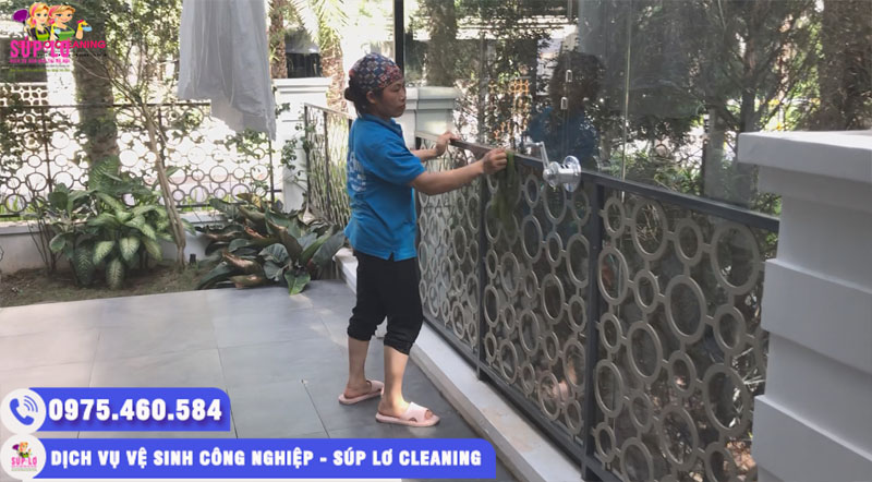 Nhân viên vệ sinh công nghiệp tại quận Đống Đa của súp Lơ Cleaning tỉ mỉ, chuyên môn làm sạch cao