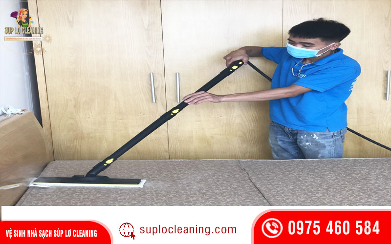 Nhân viên giặt đệm của Súp Lơ Cleaning chuyên nghiệp, tận tâm