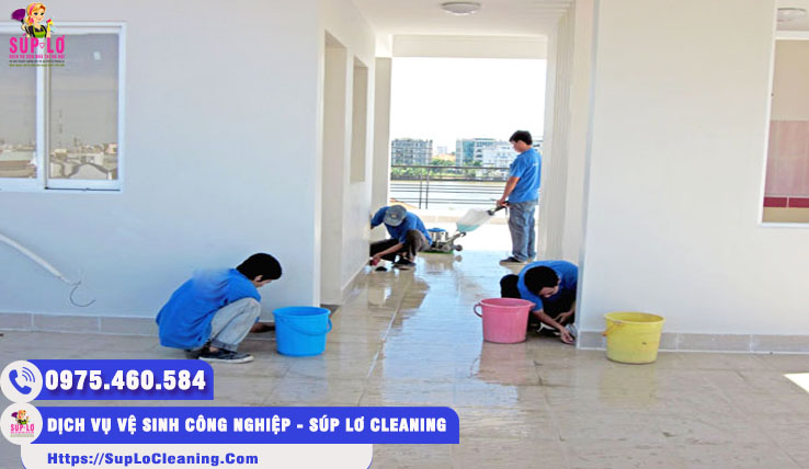 Nhân viên Súp Lơ đang tổng vệ sinh sau xây dựng cho khách hàng tại Hà Nội