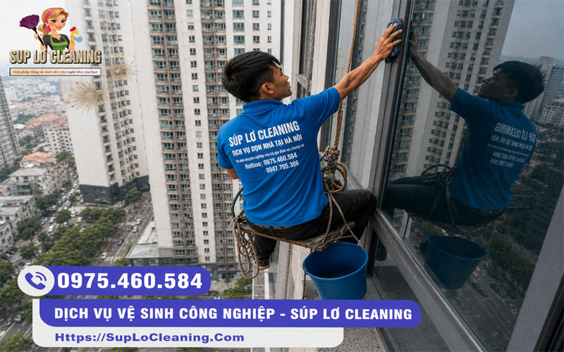 Nhân viên lau kính tầng cao của tòa nhà sau xây dựng