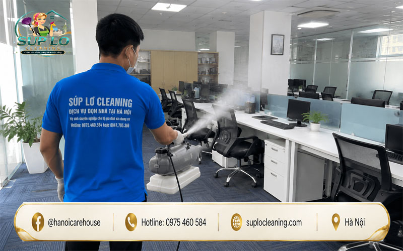 Nhân viên sử dụng thiết bị phun chuyên dụng tại văn phòng Hà Nội