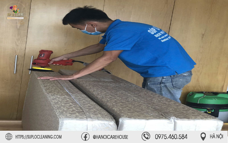 Kỹ thuật viên Súp Lơ Cleaning đang dùng máy chà sàn chuyên dụng làm sạch đệm tại nhà