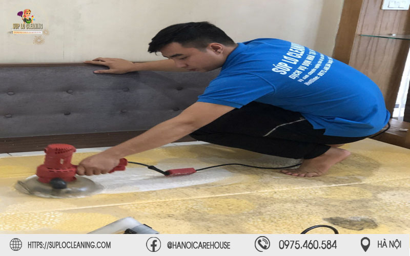 Nhân viên Súp Lơ Cleaning tiến hành vệ sinh kỹ lưỡng bề mặt đệm tại nhà khách hàng
