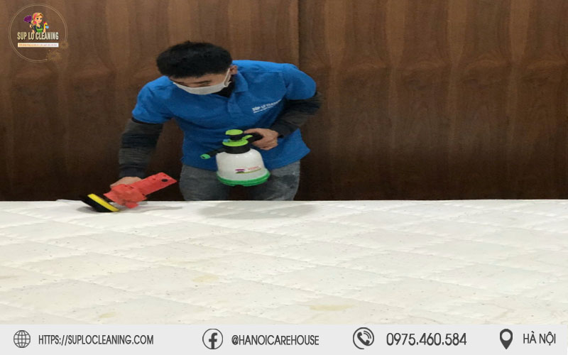Thợ Súp Lơ Cleaning phun dung dịch sinh học chuyên dụng làm sạch bề mặt đệm