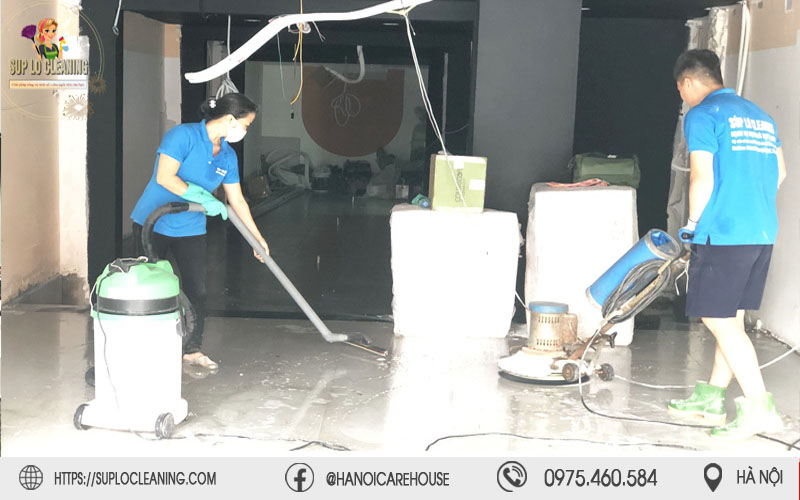 Đội ngũ Súp lơ cleaning tận tâm, chuyên nghiệp đang tỉ mỉ xử lý làm mới sàn gỗ