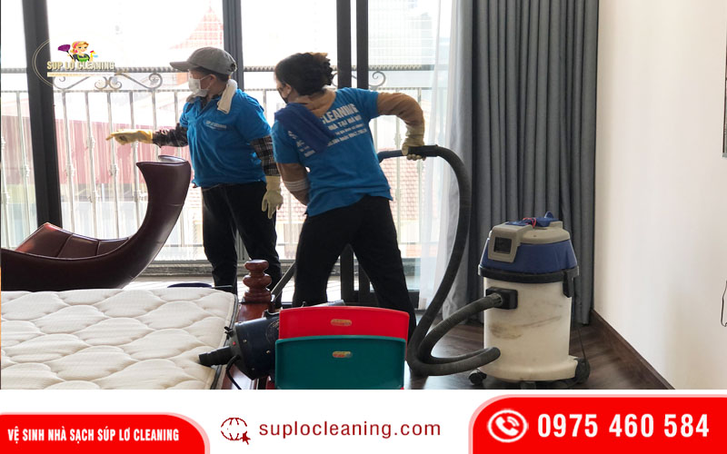 Nhân viên Súp Lơ đang vệ sinh nhà ở khu đô thị Linh Đàm