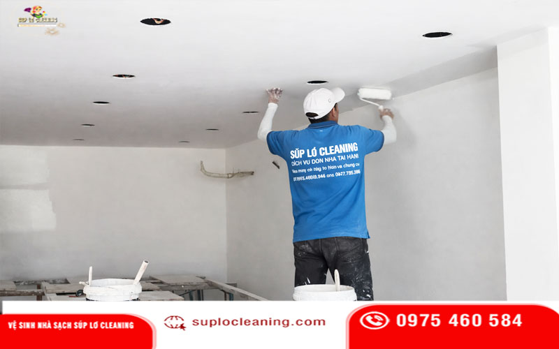 Đối với tường bị mốc nghiêm trọng, giải pháp tối ưu là cải tạo bề mặt và sơn mới theo quy trình kỹ thuật