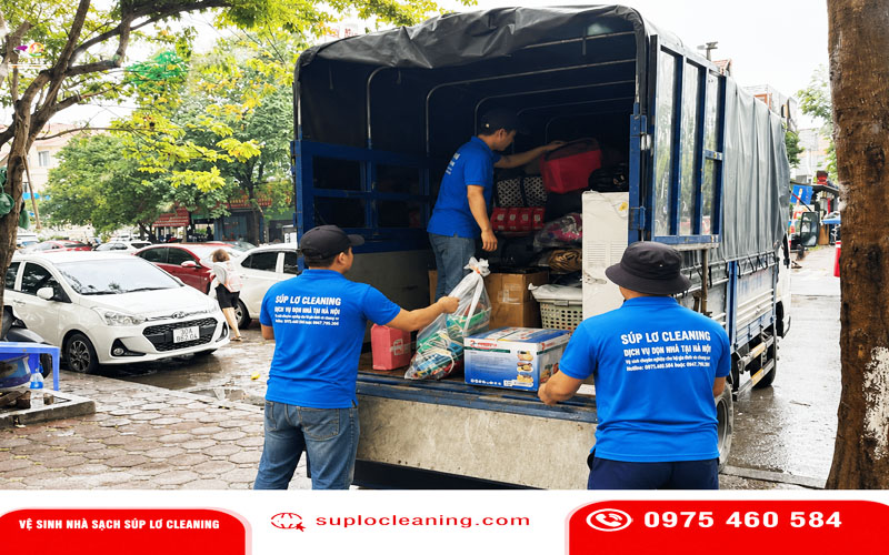 Đội ngũ Súp Lơ Cleaning đang thực hiện chuyển nhà trọn gói cho khách hàng