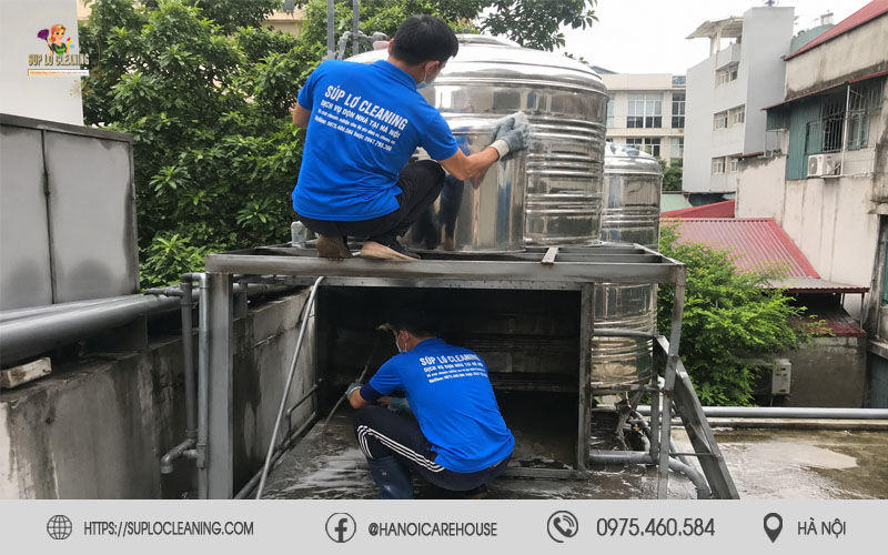 Nhân viên vệ sinh bể nước của Súp Lơ tận tâm và chuyên nghiệp
