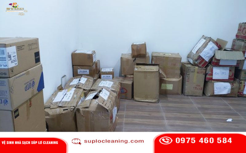 Nhân viên Súp Lơ Cleaning đang bọc gói đồ dùng chuyển nhà trọn gói