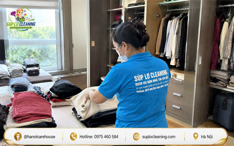 Gấp quần áo sau khi giặt sấy tại phường Hồng Hà Hà Nội