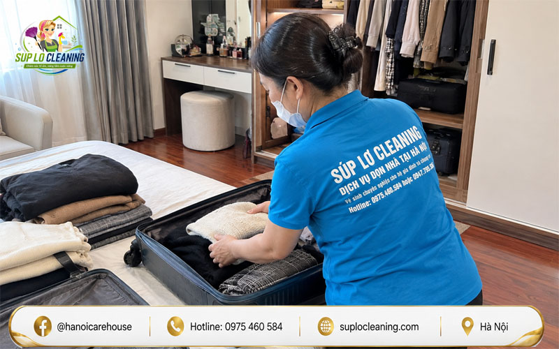 Gấp gọn áo len và áo khoác thu đông trong vali của khách