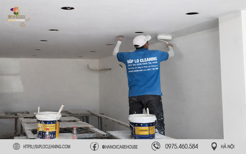 Nhân viên Súp Lơ Cleaning thi công tẩy mốc tường được khách hàng tin tưởng 100%
