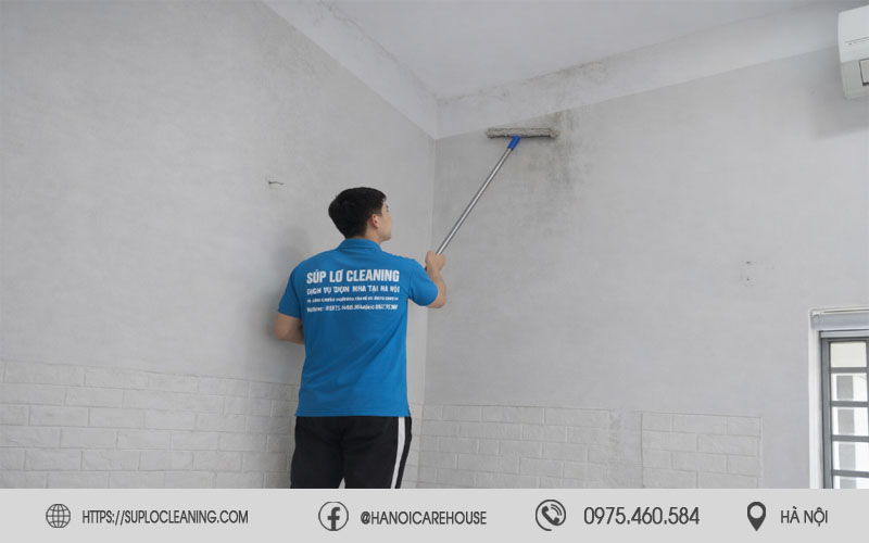 Nhân viên Súp Lơ Cleaning xử lý ẩm mốc uy tín tại phường Vĩnh Tuy