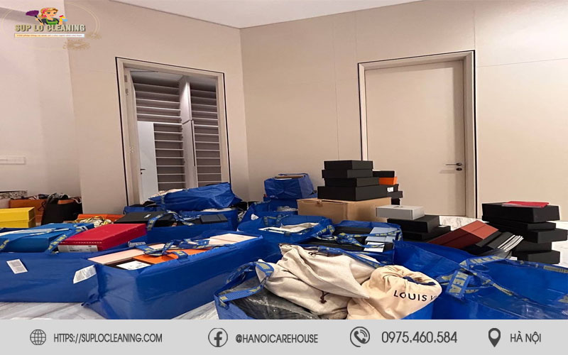 Quần áo và đồ dùng được phân loại trước khi gấp quần áo tại phường Định Công 