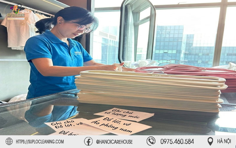 Nhân viên Súp Lơ Cleaning đang phân loại đồ đạc trong quy trình gấp quần áo tại Định Công