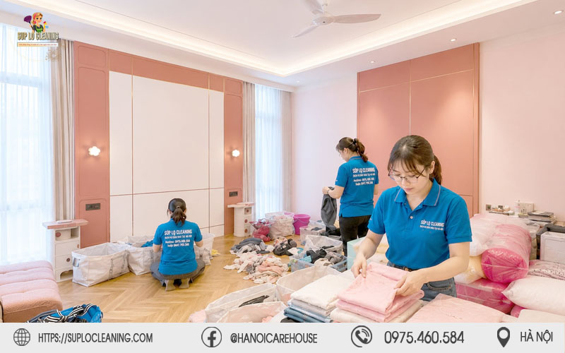 Đội ngũ Súp Lơ Cleaning đang thực hiện gấp quần áo chuyên nghiệp cho quý khách hàng thân yêu