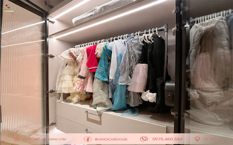 Quần áo được phân loại và sắp xếp gọn gàng tại nhà