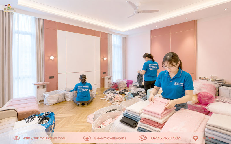 Nhân viên Súp Lơ Cleaning hỗ trợ gấp quần áo và sắp xếp tủ đồ khoa học