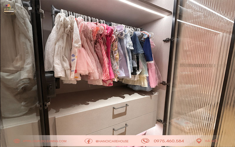 Không gian tủ quần áo gọn gàng sau khi sử dụng dịch vụ gấp quần áo tại nhà