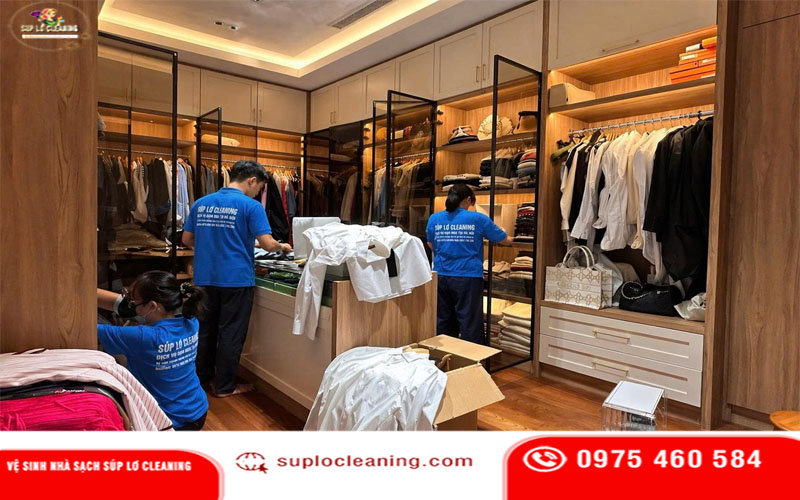 Đội ngũ Súp Lơ Cleaning đang tỉ mỉ sắp xếp tủ đồ tại phường Yên Sở