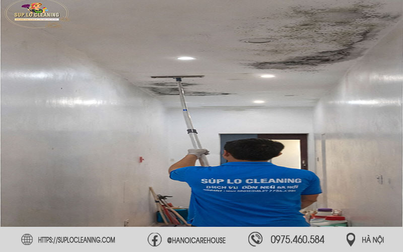 Kỹ thuật viên Súp Lơ Cleaning đang thi công tẩy mốc tường tận nơi tại Kim Liên