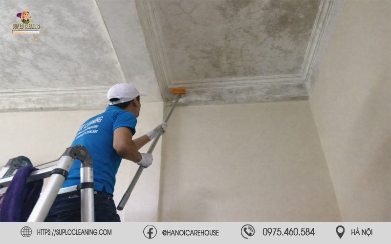 Nhân viên Súp Lơ Cleaning xử lý nấm mốc tận gốc bằng thiết bị chuyên dụng