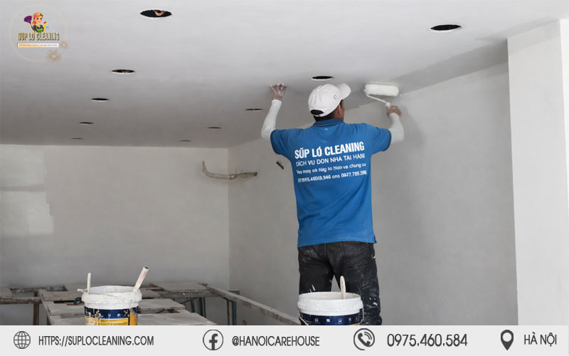 Thợ Súp Lơ lăn sơn kháng kiềm sau khi tẩy mốc tường tại Kim Liên