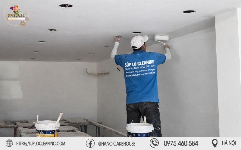 Thợ Súp Lơ lăn sơn kháng kiềm sau khi tẩy mốc tường tại Văn Miếu 